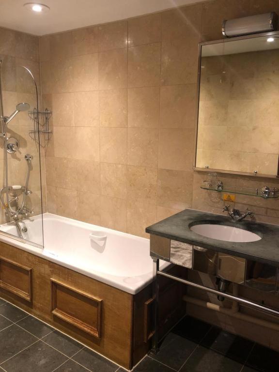 Oyo The Greyhound Hotel 3*