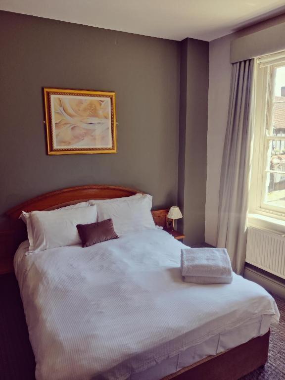 Oyo The Greyhound Hotel 3*